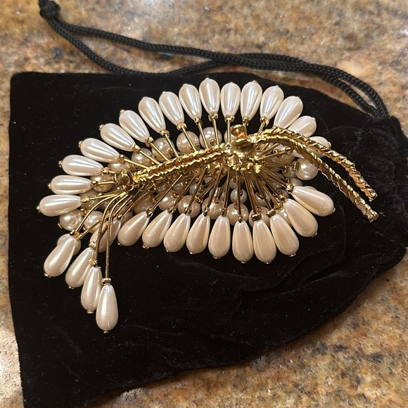 Pearl Brooch - Picture 2 of 3